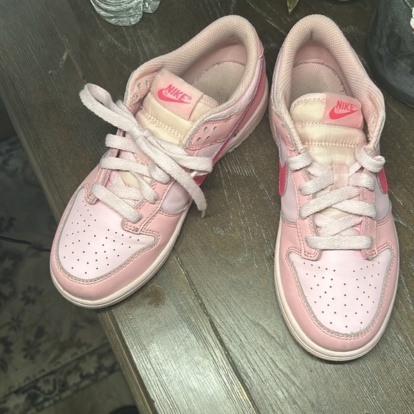 Nike Dunk Low (GS)⭐⭐ "Triple Pink" Barbie - Picture 2 of 8